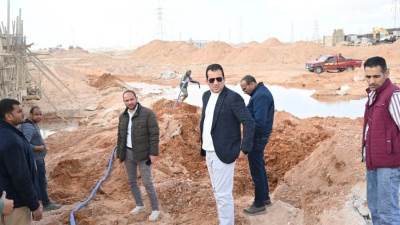 رئيس جهاز مدينة العاشر من رمضان يتفقد إصلاح عطل بمحبس الهواء بخط  المياه المغذي لمدينة بدر