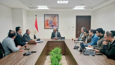 نائب وزير الاسكان يلتقي مسئولي إحدي الشركات المتخصصة فى أنظمة معالجة الصرف الصحى المتقدمة