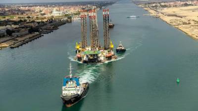 قناة السويس تشهد عبور الحفار «ADMARINE260» مقطورا ‏في عملية عبور غير تقليدية 