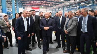 باستثمارات 2 مليار جنيه.. وزير الصناعة يفتتح مصنع السويدي لإنتاج كابلات الألياف الضوئية