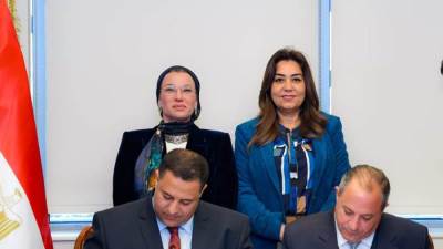 توقيع عقد خدمات الجمع ونقل المخلفات  بين محافظة بورسعيد والشركة البريطانية