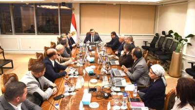 وزير الإسكان يعقد اجتماعا مع مسئولي شركة «سيتي إيدج» للترويج لمشروعات هيئة المجتمعات العمرانية