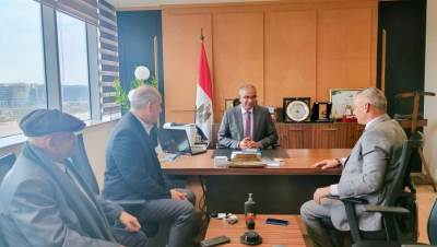 نائب وزير الإسكان يبحث أوجه التعاون مع شركة متخصصة في تحلية مياه البحر ومعالجة الصرف