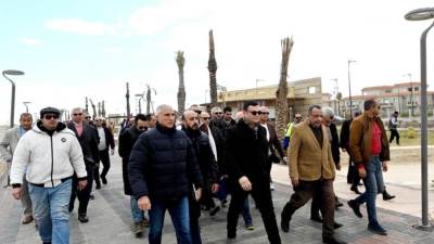 وزير الإسكان يتفقد الممشى السياحي ومحطة تحلية مياه البحر بمدينة المنصورة الجديدة