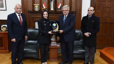 محافظ البحيرة ورئيس "القابضة للمياه" يوقعان بروتوكول توصيل المياه  للأسر الأكثر احتياجًا 