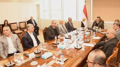 وزير الإسكان يلتقي مسئولى شركة «أبناء حسن علام» لمتابعة المشروعات التي تنفذها الشركة ضمن «حياة كريمة»