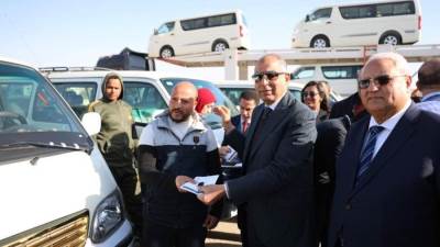البنك الزراعي المصري يسلم 78 سيارة ميكروباص ضمن مبادرة إحلال السيارات بمحافظة المنيا