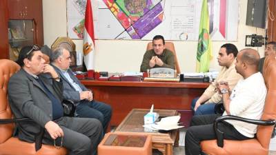 فى اجتماعه مع الشركات المنفذة .. رئيس جهاز تنمية العاشر يشدد على الالتزام بجداول مشروعات الكهرباء