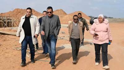 وزير الإسكان يُتابع مشروعات التطوير وترفيق الأراضي بالمناطق الصناعية بالعاشر 