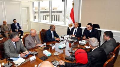 وزير الإسكان ومحافظ الأقصر يستعرضان حلول لرفع كفاءة منظومة مياه الشرب والصرف الصحى 