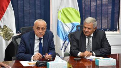محافظ الأقصر ورئيس القابضة لمياه الشرب يناقشان دراسة تنفيذ خطوط طرد بديلة