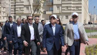 رئيس الوزراء يسلم عقود وحدات سكنية ضمن المبادرة الرئاسية "سكن لكل المصريين" لمنخفضي ومتوسطي الدخل بالعاشر