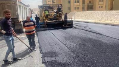 تنفيذ أعمال تطوير ورفع كفاءة طرق بمدينتي 15 مايو والشروق