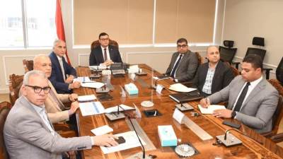 وزير الإسكان يتابع موقف أعمال صيانة الطرق والمحاور بالمدن الجديدة