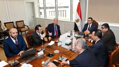 وزير الإسكان يستعرض مقترحًا للمخطط الاستراتيجي لتنمية منطقة غرب رأس الحكمة بالساحل الشمالي