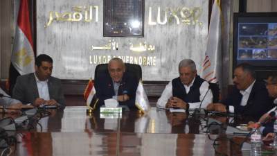 محافظ الأقصر ورئيس القابضة للمياه يعلنان انتهاء أزمة خطوط الصرف الصحي جذريًا