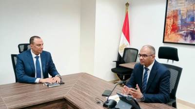 نائب وزير الإسكان يبحث استخدام الحلول الذكية والمستدامة بمشروعات المرافق بالعلمين الجديدة