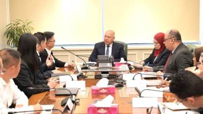 كامل الوزير يبحث مع مجموعة ديلي الصينية إقامة مجمع صناعي لإنتاج الأدوات المكتبية والرياضية بمدينة العاشر