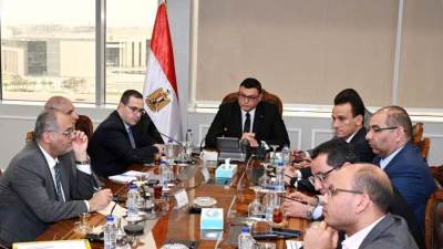 «الشربينى» يستعرض الفرص الاستثمارية والخطة الترويجية لبعض مشروعات الوزارة