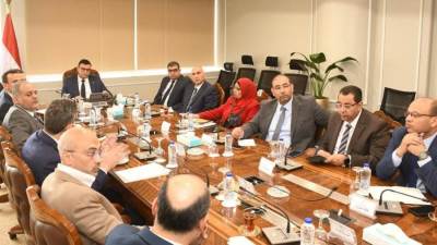 وزير الإسكان يُتابع مع مسئولي الشركة السعودية المصرية للتعمير معدلات تسويق  مشروعات هيئة المجتمعات العمرانية