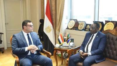 وزير الإسكان يبحث مع السفير التنزاني تعزيز فرص ومجالات التعاون 