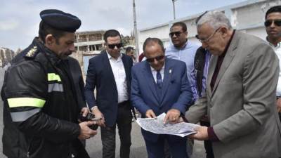 محافظ بورسعيد يناقش ميدانيًا مقترح «المخطط المروري الجديد» بمحيط مستشفى آل سليمان «صور»