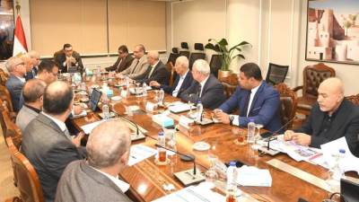 وزير الإسكان يتابع الأعمال الجارية بـ «كمبوند مزارين» بمدينة العلمين الجديدة 