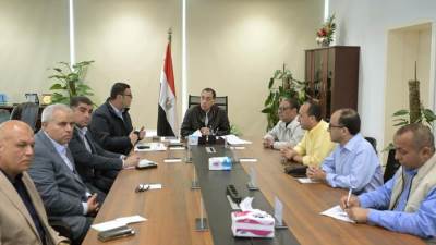 «مدبولى» يعقد اجتماعاً لاستعراض موقف تنفيذ المشروعات التنموية بالعلمين الجديدة والساحل الشمالي الغربي