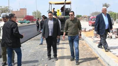 رئيس جهاز العاشر يتفقد أعمال تطوير الطرق بالمناطق الصناعية