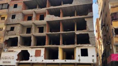 مكون من 8 طوابق .. إزالة عقار مخالف بالكامل بمنطقة عين شمس بالقاهرة