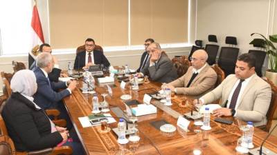 وزير الإسكان يلتقي مسئولي أحد المكاتب الاستشارية ضمن تطوير منطقة سور مجرى العيون