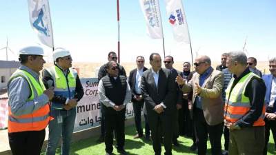 تنفذها «إيميا باور» الإماراتية بشراكة يابانية.. «مدبولى» يتفقد محطة «أمونت» لطاقة الرياح برأس غارب