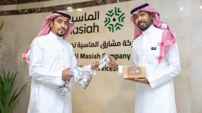 بدء تسليم بطاقات "نسك" للحجاج.. و«مشارق الماسية» أول من تسلّمها