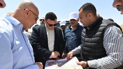 وزير الإسكان يتفقد أعمال رفع كفاءة طريق الازدواج وإنشاء سور منطقة الشانزلزيه  بمركز مارينا العلمين السياحي