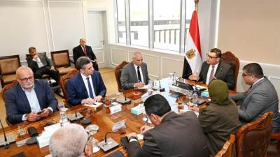 وزير الإسكان يُتابع معدلات تسويق مشروعات «صواري وأرابيسك» مع مسئولي الشركة السعودية المصرية للتعمير