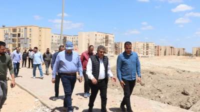 «الشربينى» يشدد على الالتزام بمعايير الجودة والجداول الزمنية المحددة لتسليم المشروعات السكنية بمدينة السادات