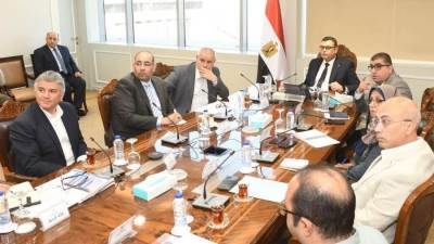 «الشربينى» يتابع مع «أبناء حسن علام» الموقف التنفيذي للمشروعات التى تتولى تنفيذها