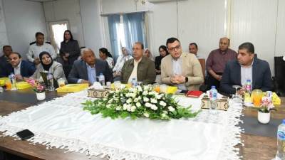 وزير الإسكان بعقد اجتماعا مع الشركات العاملة بحدائق تلال الفسطاط لمتابعة الموقف التنفيذي للمشروع