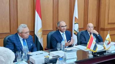 نائب وزير الإسكان يعقد اجتماعاً موسعاً مع اللجنة التنسيقية العليا لتحديث منظومة أكواد مياه الشرب