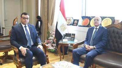 «الشربينى» يتابع مع محافظ الأقصر  مشروعات مبادرة "حياة كريمة" بالمحافظة