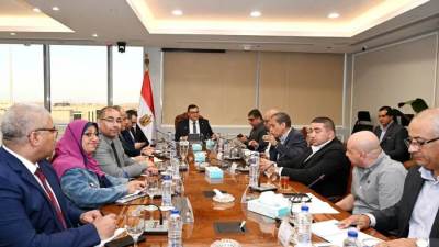 «الشربينى» يتابع مع مسئولي شركة «سيتي إيدج» مبيعات مشروعات العلمين الجديدة والعاصمة الإدارية 