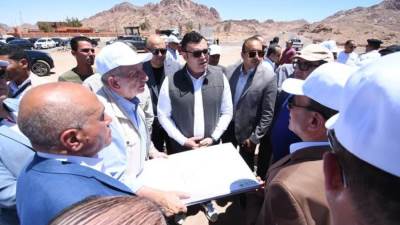 وزير الإسكان يتفقد أعمال تطوير طريقي كمين النبي صالح وسانت كاترين «صور»