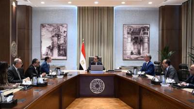 «مدبولي» يوجه بصياغة محفزات لجذب المستفيدين لتحويل السيارات للعمل بالغاز الطبيعي