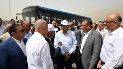 «مدبولى» يتفقد المرحلة الأولى من التشغيل التجريبى لمشروع الأتوبيس الترددي