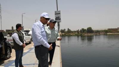 وزير الري يوجه بأخذ عينات من مياه النيل بموقع كوبري إدفو وتحديد مصدر أي تلوث من العائمات النيلية