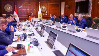 «عوض» توجه بتخفيض التكاليف المادية والمدة الزمنية لإصدار تراخيص المحال العامة 