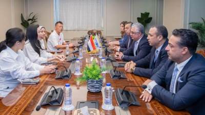 باستثمارات 7 ملايين دولار .. توقيع عقد بين «اقتصادية السويس» و«شاوشين بيكي» الصينية لإنتاج الملابس الجاهزة بمنطقة القنطرة غرب الصناعية