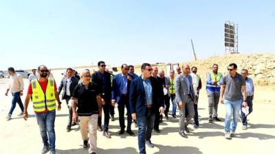 وزير الإسكان يتفقد مشروعات المرافق والطرق الجارية بالامتداد الجنوبي بمدينة القاهرة الجديدة