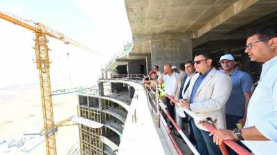 وزير الإسكان يتفقد مشروع أبراج الداون تاون بالعلمين الجديدة