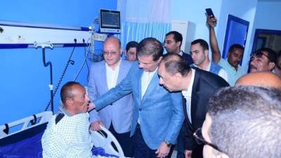 وزير الزراعة يزور مسئول حماية الأراضي المصاب بمستشفى سوهاج الجامعي 